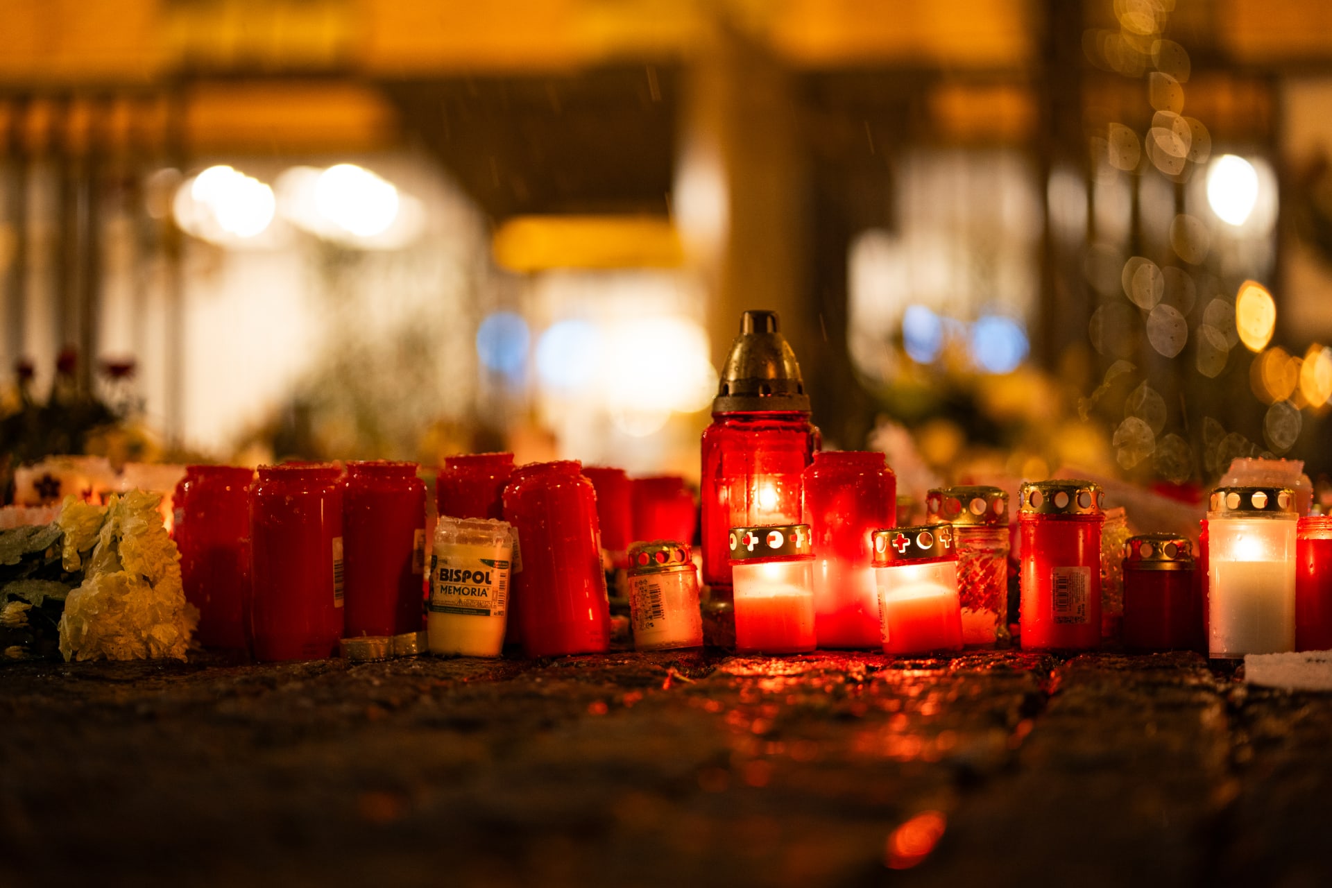 Lidé za zemřelé z Filozofické fakulty UK zapálili tisíce svíček.