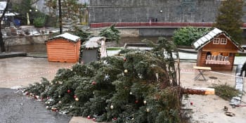 V Karlových Varech se zlomil vánoční strom, neustál nápor větru. Město ho nainstaluje znovu