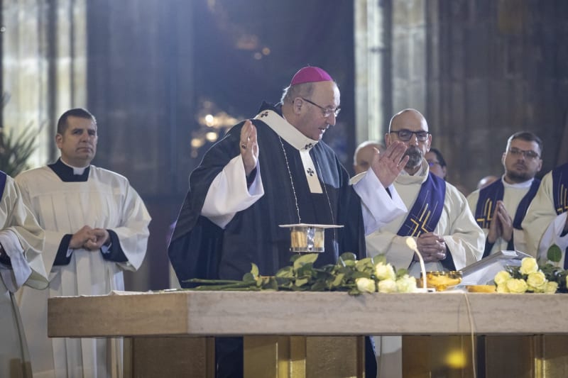 Pražský arcibiskup během bohoslužby za oběti střelby na filozofické fakultě (23. 12. 2023).