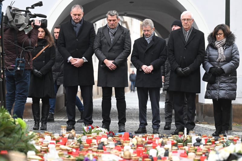 Předseda Senátu Miloš Vystrčil společně s dalšími členy senátorského sboru uctili v Den státního smutku památku obětí tragické střelby v budově Filozofické fakulty Univerzity Karlovy.