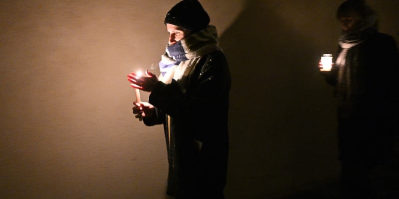 Lidé se modlí za oběti čtvrteční střelby na Filozofické fakultě po celém Česku (23. 12. 2023).