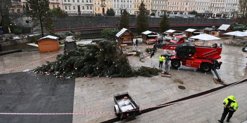 V Karlových Varech se zlomil vánoční strom.