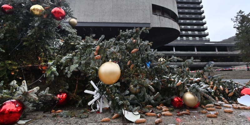 V Karlových Varech se zlomil vánoční strom.