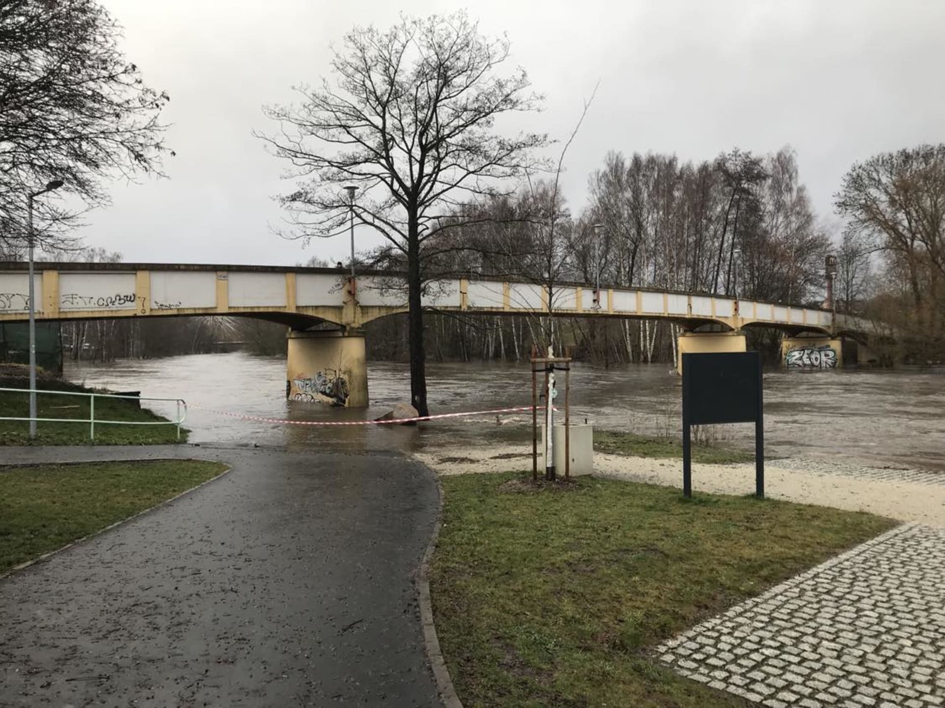 Vyplavená řeka Ohře v Karlových Varech u ulice Západní (24. 12. 2023)