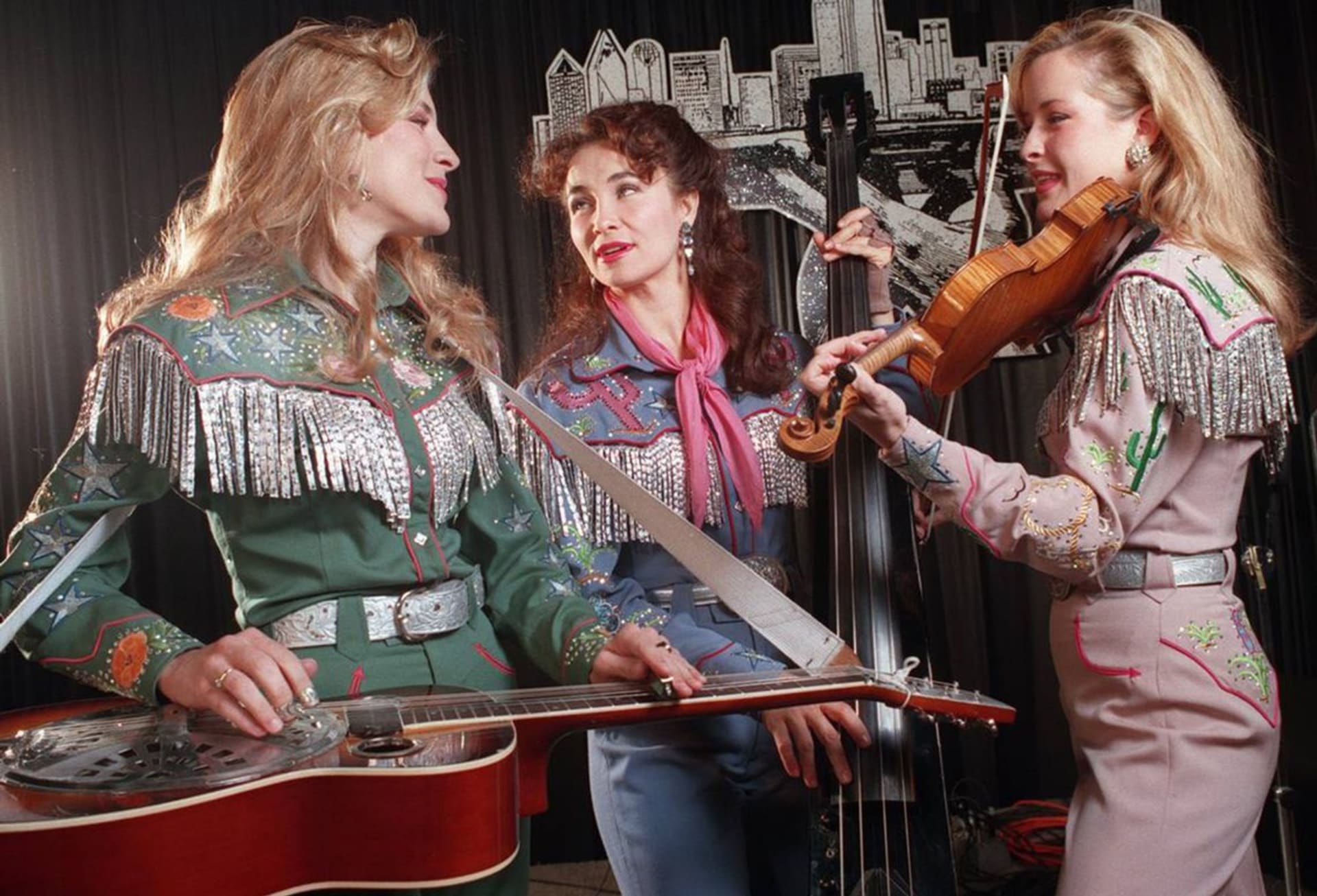 Country skupina Dixie Chicks, zleva: Emily Erwinová, Laura Lynchová a Martie Erwinová.