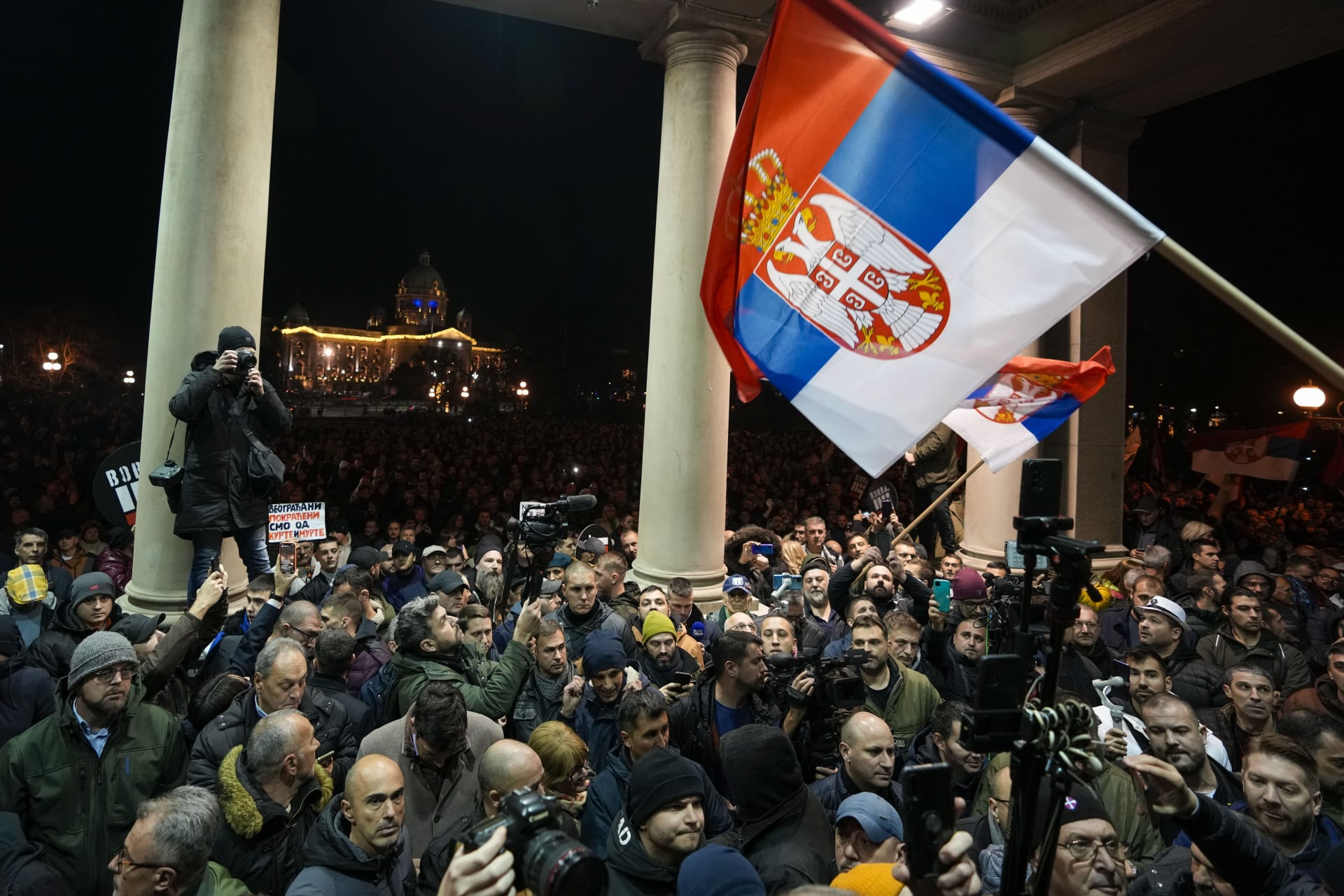 Stovky lidí se snažily vniknout na radnici v Bělehradě během protestu opozice.