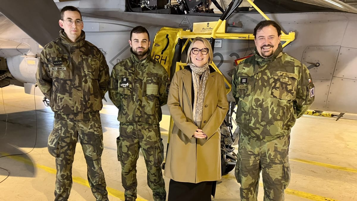 Ministryně obrany Jana Černochová (ODS) na Vánoce navštívila vojáky.
