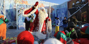 Vánoční drama v Rusku: Z výškové budovy se zřítil Děda Mráz. Pád ze 73 metrů nepřežil