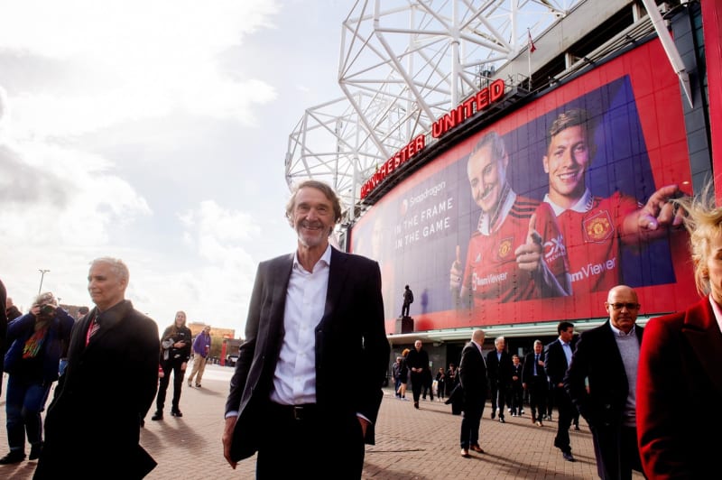Britský miliardář Jim Ratcliffe koupil čtvrtinový podíl fotbalového klubu Manchester United.