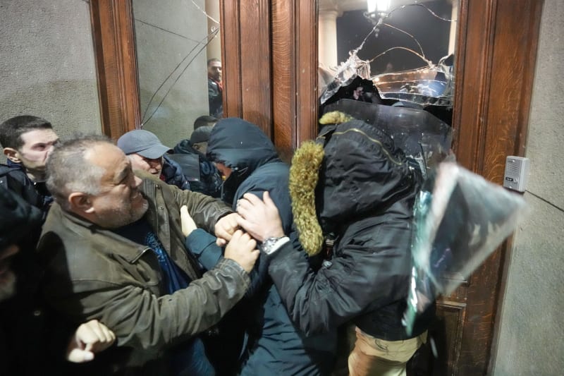 Stovky lidí se snažily vniknout na radnici v Bělehradě během protestu opozice.