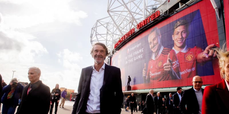 Britský miliardář Jim Ratcliffe koupil čtvrtinový podíl fotbalového klubu Manchester United.