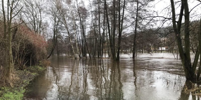 Vyplavená řeka Ohře v Karlových Varech u ulice Západní (24. 12. 2023)