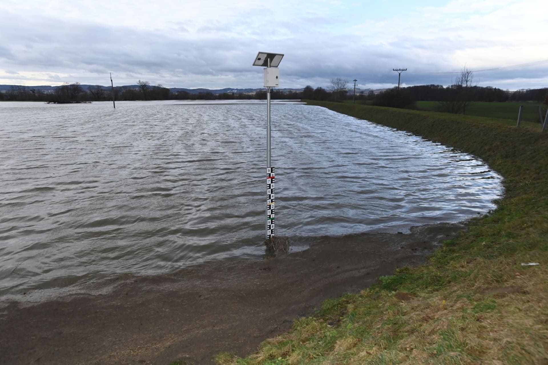 Povodně zasáhly ČR už v prosinci. Na snímku je louka zaplavená vodou z rozvodněné řeky Moravy u obce Třeština na Šumpersku, 25. prosince 2023.
