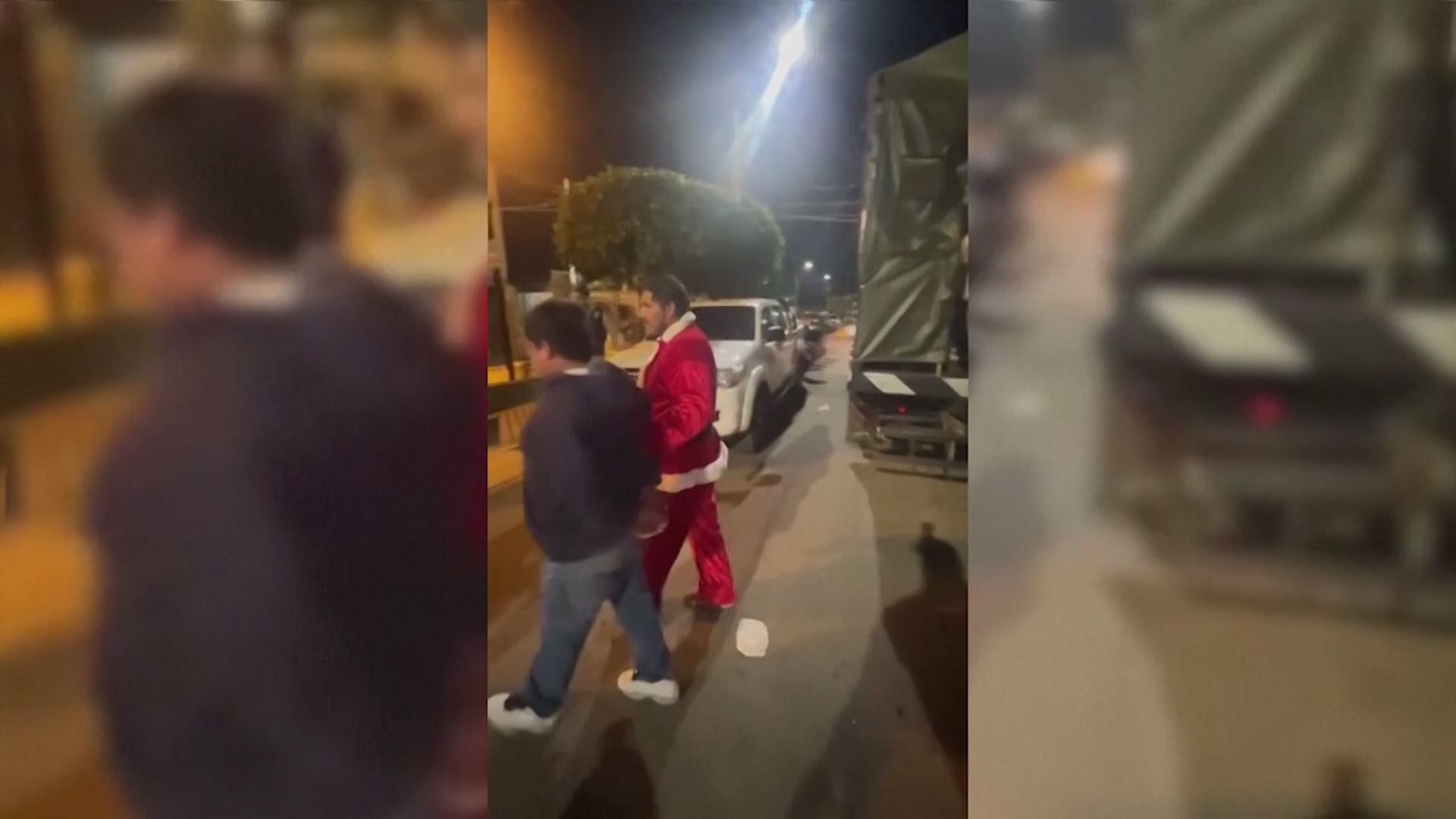 Peruánský policista se oblékl jako Santa Claus. S kladivem rozlomil dveře a zadržel drogového dealera.