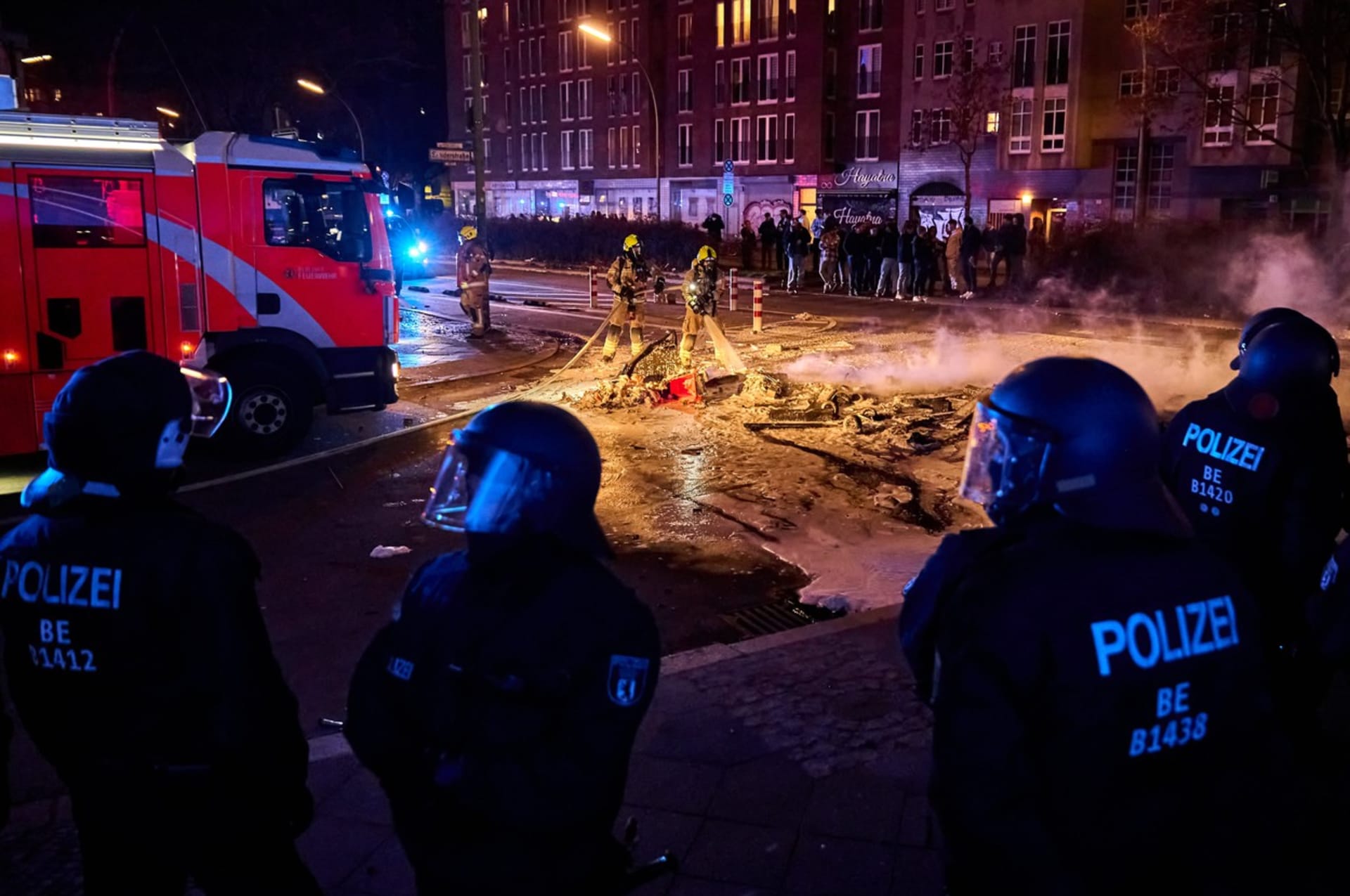 Stovky lidí po sobě v Berlíně házely pyrotechniku. (ilustrační foto)