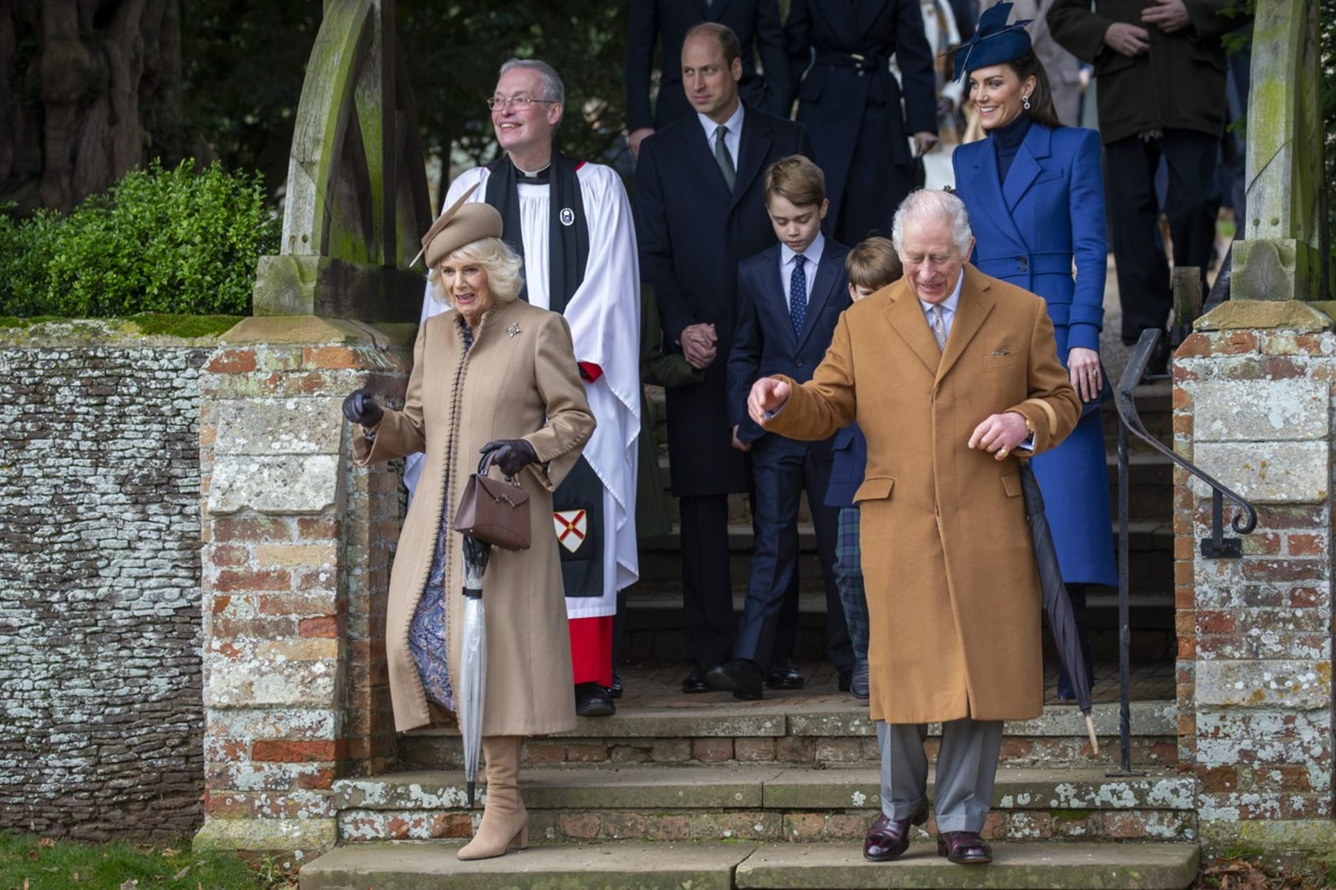 Král se s rodinou zúčastnil tradiční vánoční bohoslužby. Do kostela v Sandringhamu jej doprovodila manželka Camilla, syn William s manželkou Kate a dětmi Georgem, Charlotte a Louisem. 