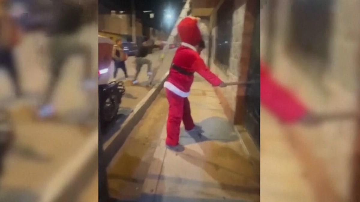 Peruánský policista se oblékl jako Santa Claus. S kladivem rozlomil dveře a zadržel drogového dealera.