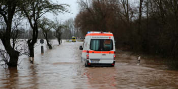 Rozvodněný Dunaj v Bratislavě a vlnobití v Hamburku. Povodně trápí vedle Česka i sousedy
