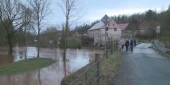 Evakuovaní na Jihlavsku mohou domů, hasiči zpevnili hráz rybníka. Jinde nebezpečí povodní trvá