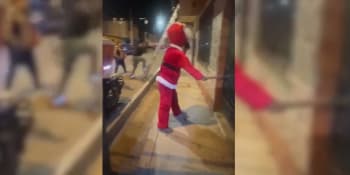 Santa rozlomil kladivem dveře, drogoví dealeři radost neměli. Policejní akci natočila kamera