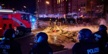 Výtržnosti při oslavách v Berlíně: Lidé po sobě stříleli pyrotechniku, útočili i na policisty