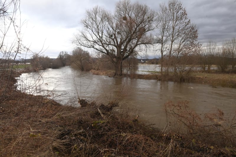 Rozvodněná řeka Morava u silnice 2. třídy číslo 444 z Mohelnice do Úsova na Šumpersku, 25. prosince 2023