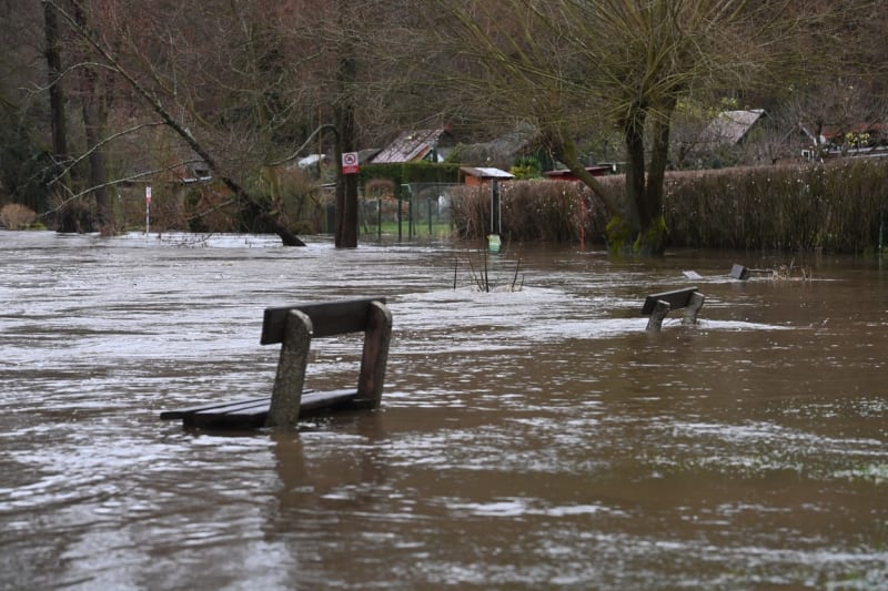 Rozvodněná řeka Ohře v Lokti na Sokolovsku