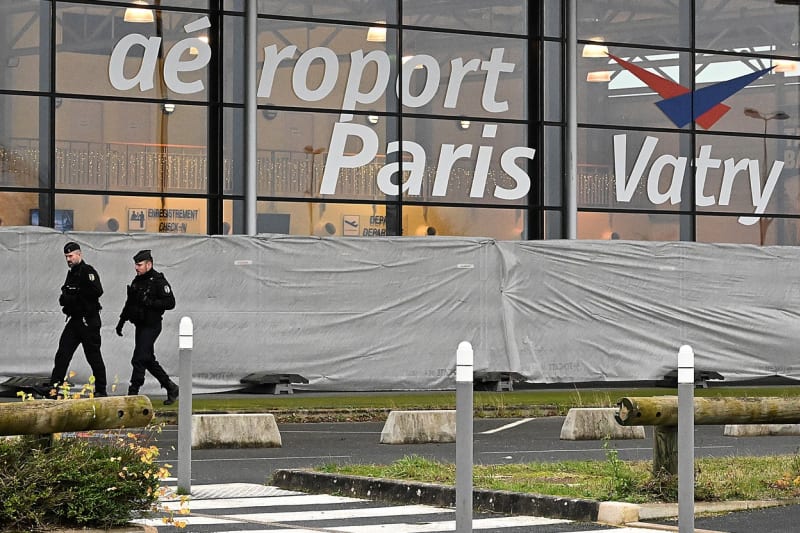 Francouzské úřady zadržovaly asi 300 Indů na letišti Vatry.