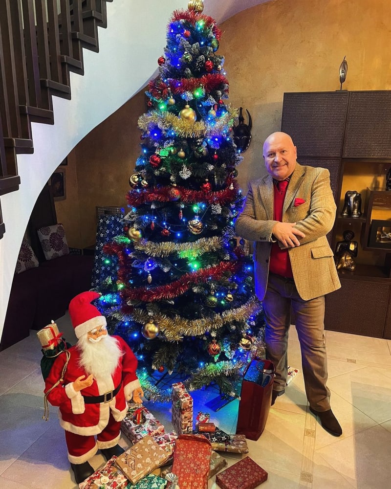 Hitmaker Michal David fanouškům popřál krásné svátky od svého majestátního vánočního stromečku.