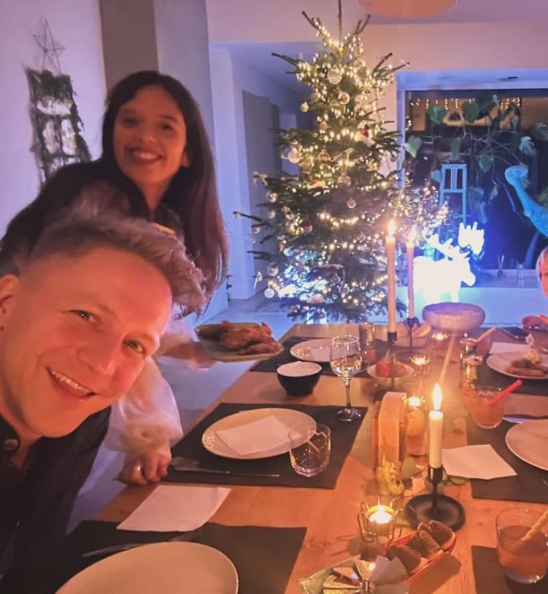 Sváteční večer s rodinou si užil také Tomáš Klus. 