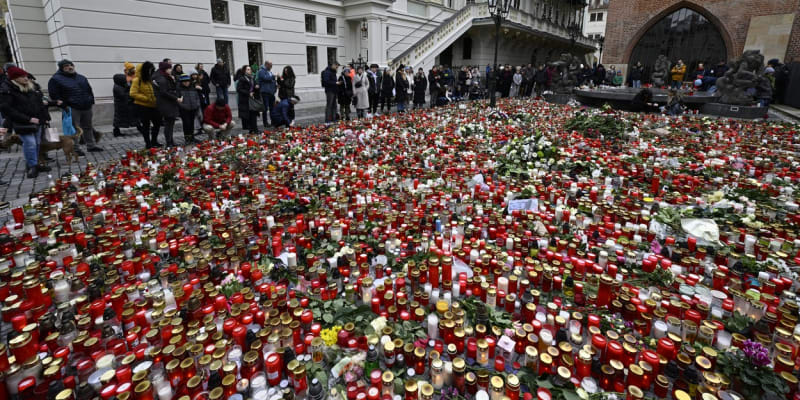 Lidé za zemřelé z Filozofické fakulty UK zapálili tisíce svíček.