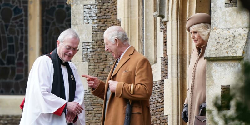 Král se s rodinou zúčastnil také tradiční vánoční bohoslužby. Do kostela v Sandringhamu jej doprovodila manželka Camilla, syn William s manželkou Kate a dětmi Georgem, Charlotte a Louisem. 