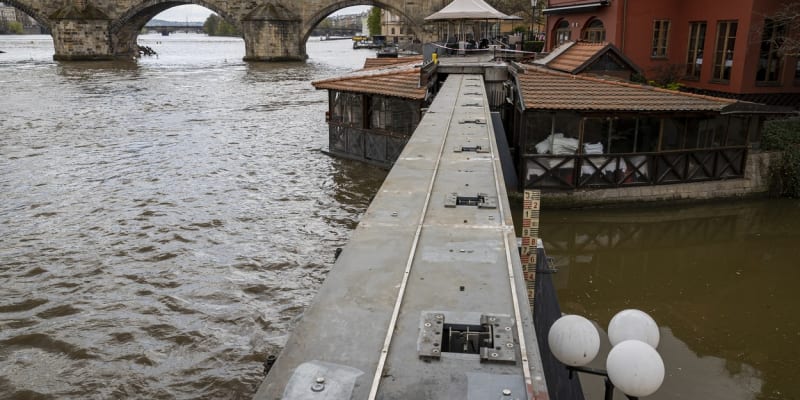 Praha kvůli dešťům preventivně uzavřela protipovodňová vrata na Čertovku (na snímku ze 17. dubna 2023).
