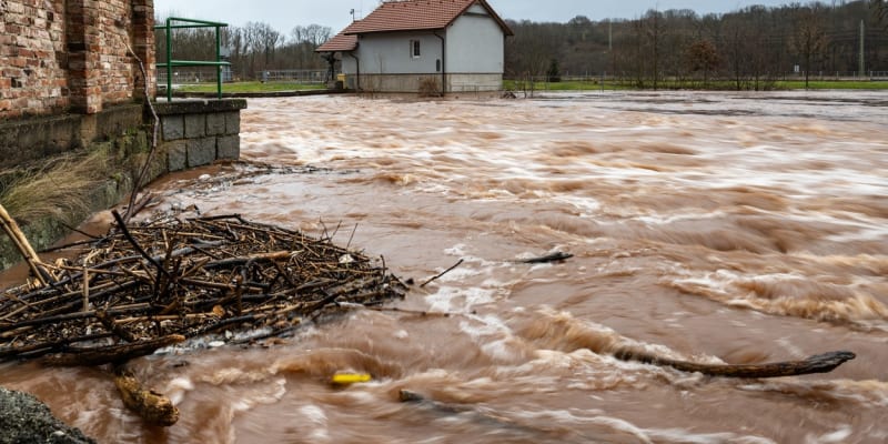 Rozvodněná řeka Labe v Heřmanicích na Náchodsku