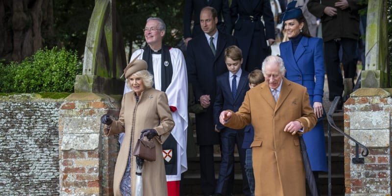 Král se s rodinou zúčastnil tradiční vánoční bohoslužby. Do kostela v Sandringhamu jej doprovodila manželka Camilla, syn William s manželkou Kate a dětmi Georgem, Charlotte a Louisem. 
