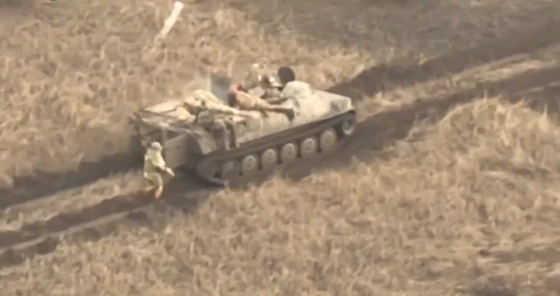 Posádka stroje BMP ujela ruskému vojákovi.