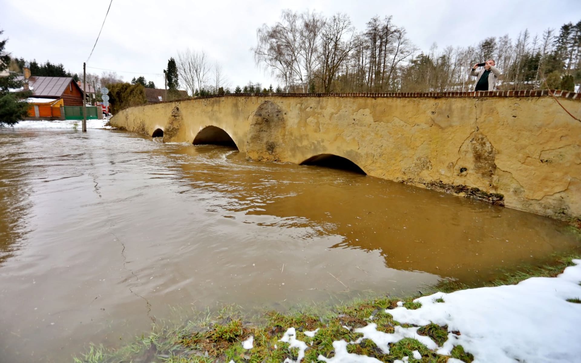 Řeka Sázava se vylila z břehů a zaplavila okolí historického mostu.