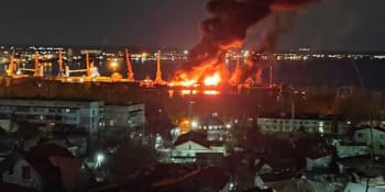 Ukrajinský úder a masivní exploze. Z velké výsadkové lodi Rusů na Krymu zbyly trosky