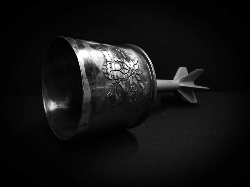 Unikátní pohár vyrobený z ruské protitankové střely šel do dražby.