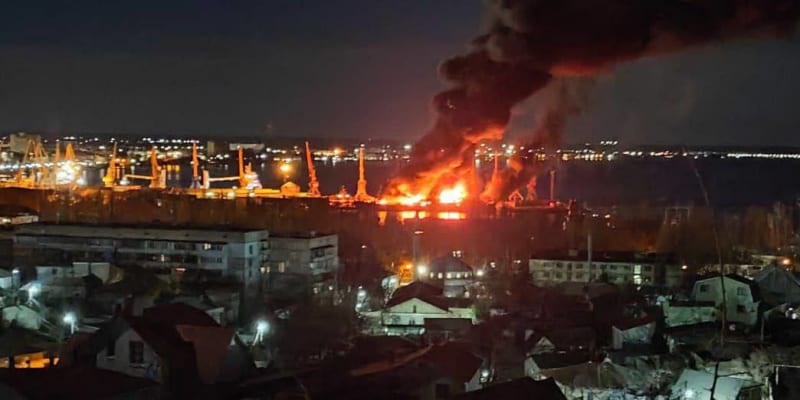 Ukrajinci zničili ruskou výsadkovou loď Novočerkassk.