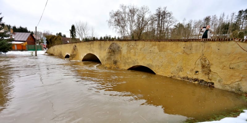 Řeka Sázava se vylila z břehů a zaplavila okolí historického mostu.