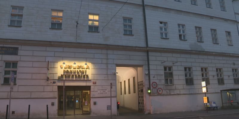 Ve Všeobecné fakultní nemocnici na pražském Karlově náměstí leží pacient po střelbě na FF UK na JIP.