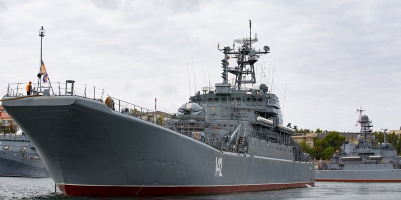 Ukrajinské síly poničily ruskou výsadkovou loď Novočerkassk.
