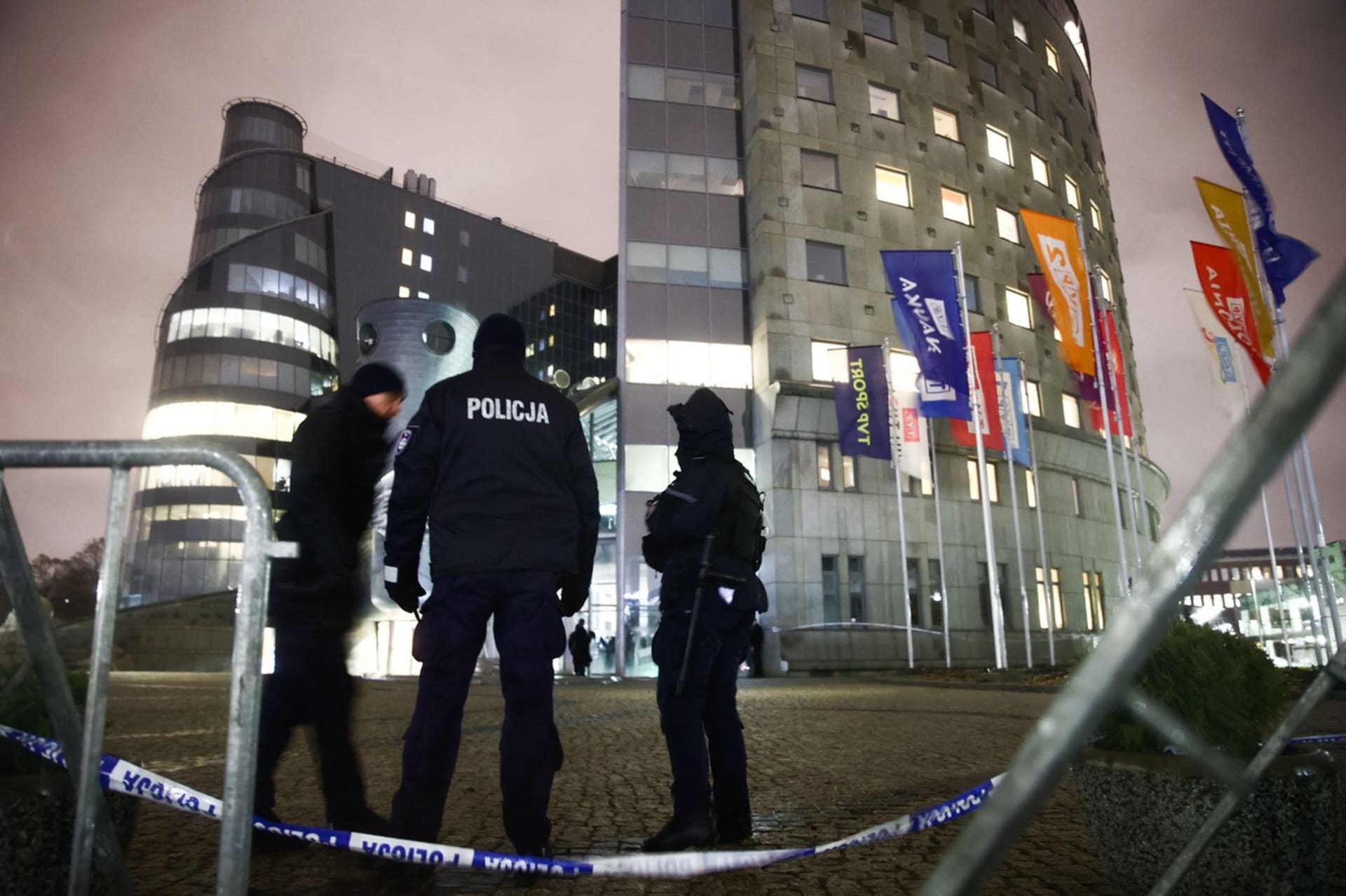 Policisté hlídající sídlo polské veřejnoprávní televize TVP ve Varšavě