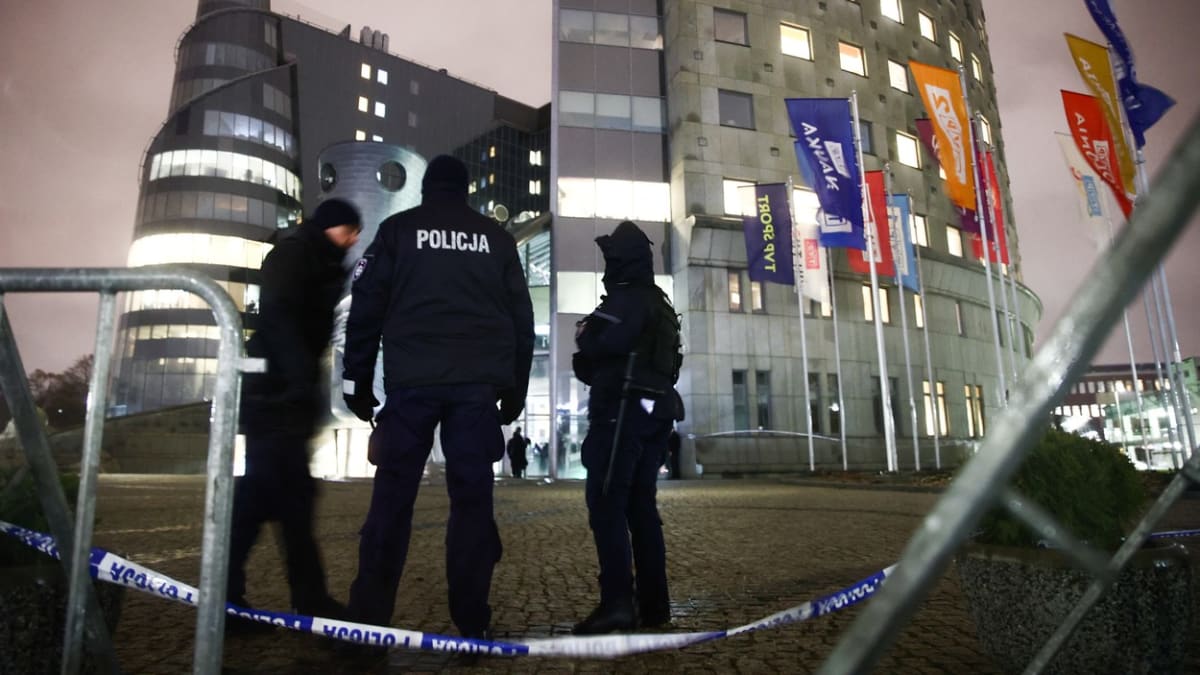 Policisté hlídající sídlo polské veřejnoprávní televize TVP ve Varšavě