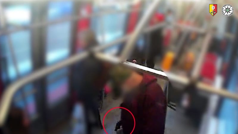 Muž v tramvaji ohrožoval spolucestující.