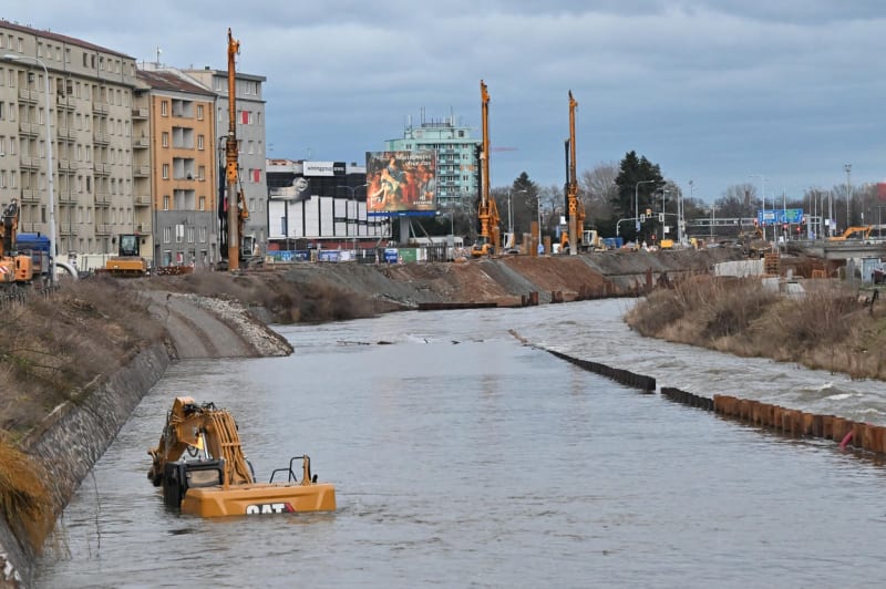 Zatopený bagr rozvodněnou řekou Svratkou v ulici Poříčí, 26. prosince 2023. 