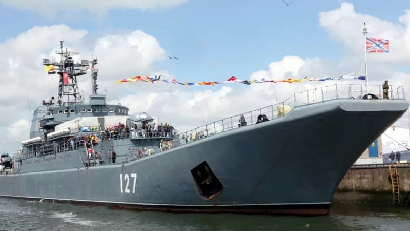 Zajistit bezpečnost lodí Černomořské flotily je pro Rusko stále obtížnější. Na snímku výsadková loď Kaliningrad, která patří do stejné třídy jako zničený Novočerkassk