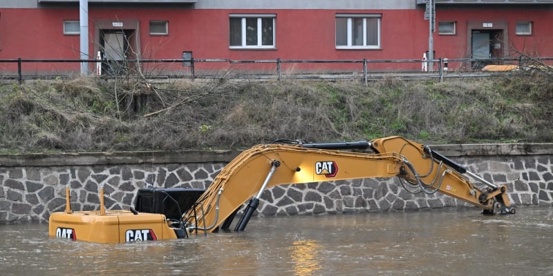 Zatopený bagr rozvodněnou řekou Svratkou v ulici Poříčí, 26. prosince 2023. 