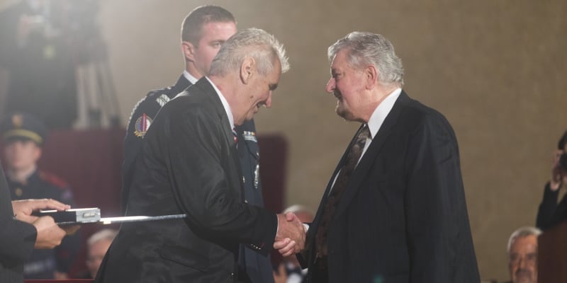 Ekonom Milan Zelený obdržel v roce 2017 Medaili Za zásluhy I. stupně z rukou tehdejšího prezidenta Miloše Zemana.